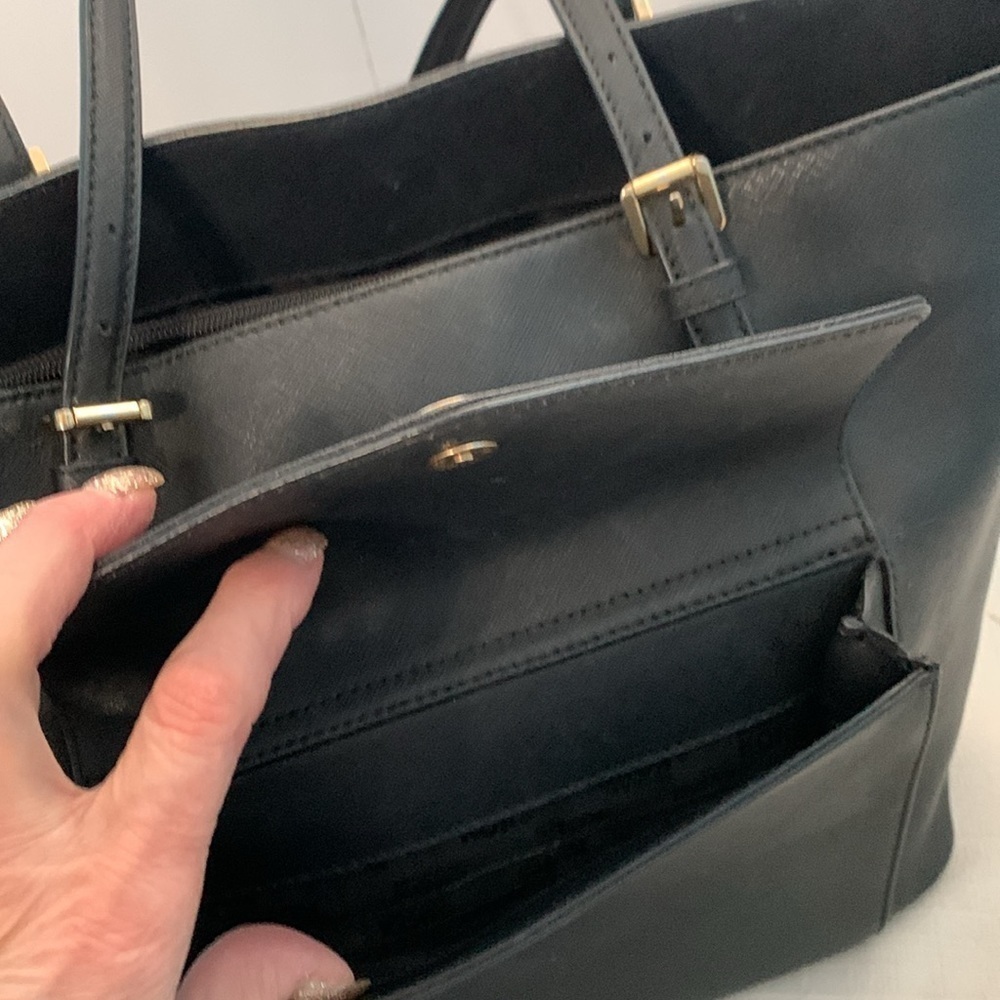 Michael Kors Jet Set Medium Black
Saffiano Leather Tote - Picture 6 of 8